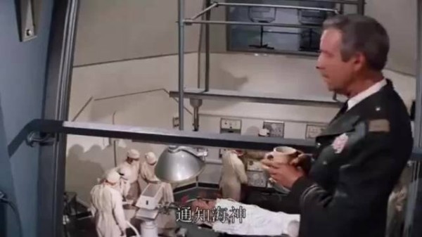 重温60年代科幻电影神奇旅程，潜艇改道心脏电击停跳60秒