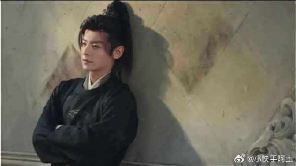 疯骨染血,仇刃藏笑,疯批少年血染眸,满腹仇恨战天下