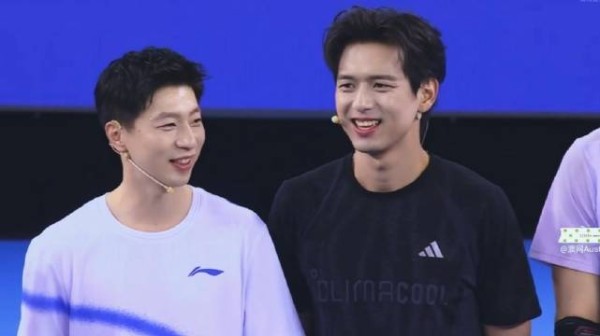 李现与马龙同场打网球