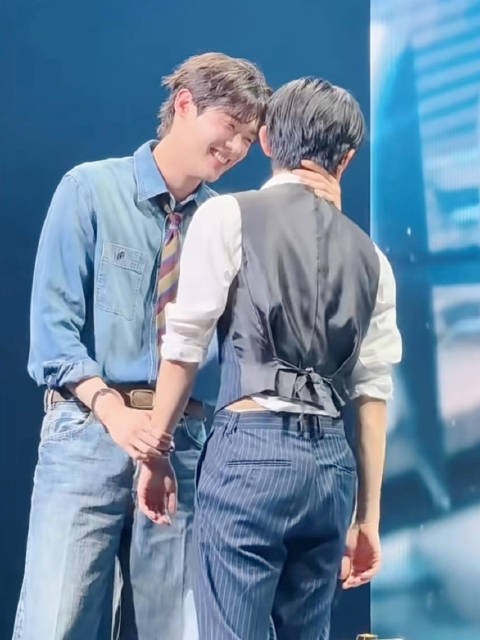 这个抚后脖颈，真的太涩了…你真的想亲吧金允植… Cr. _Z